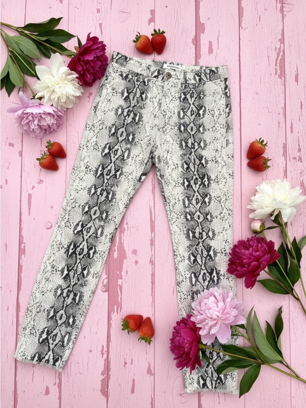 Zara Python 🐍 print white jeans